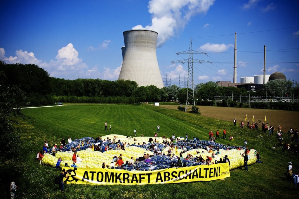 Radioaktivitätszeichen vor dem AKW