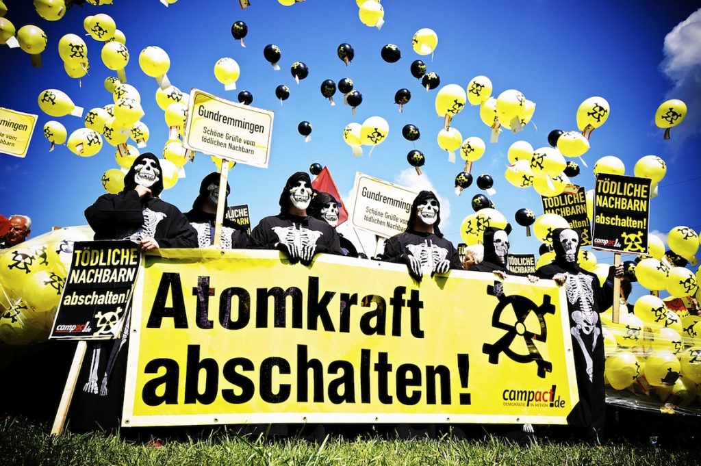 Skelette mit Banner "Atomkraft abschalten"