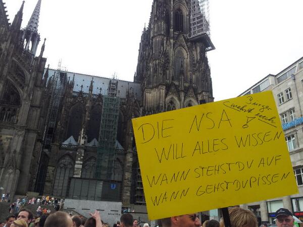 Kundgebung auf dem Bahnhofsvorplatz in Köln