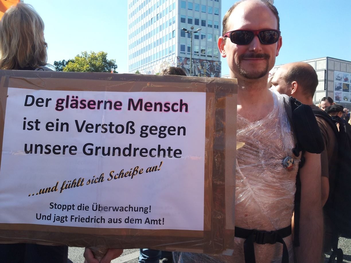 Auch er protestiert: Der berühmt berüchtigte gläserne Mensch ;)