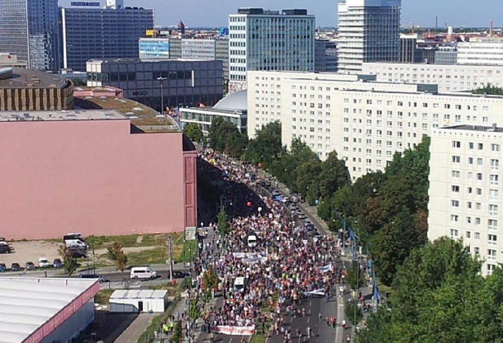 Demozug aus der Vogelperspektive