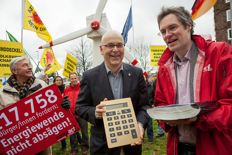 Christoph Bautz übergibt den Campact Energiewende-Appell an Schleswig-Holsteins Ministerpräsidenten Torsten Albig. Foto: Jakob Huber/Campact