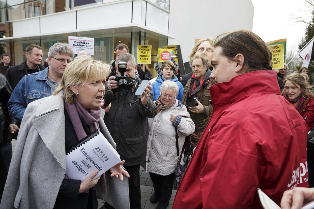Greven, 15. März 2014: NRW-Ministerpräsidentin Hannelore Kraft nimmt den Campact Energiewende-Appell mit über 217.000 Unterschriften entgegen. Der Gesichtsausdruck der Landeschefin verrät: sie ist genervt. Allerdings nicht von Gabriels Plänen die Energiewende zu bremsen, sondern von unserer Forderung sich diesen entgegenzustellen. Foto: Jörn Neumann / Campact
