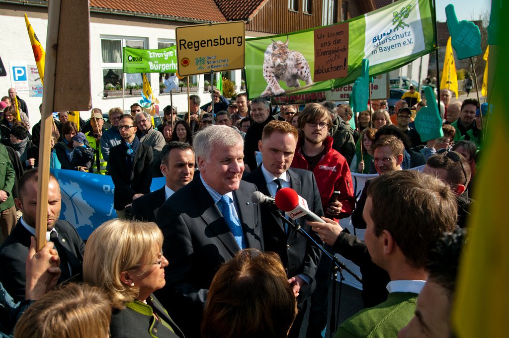 Regenstauf (bei Regensburg), 8. März 2014: Horst Seehofer nimmt den Campact Energiewende-Appell mit über 216.000 Unterschriften entgegen. Rund 15 Minuten diskutiert er mit unserem Campaigner Oliver Moldenhauer. Im Gespräch stellt er sich als 'erbitterter Gegner der Kohlekraft' dar und sprach sich gegen den Ausstieg aus dem Atomausstieg aus. Über 100 Aktive von Campact, BUND, Bundesverband Windenergie und BüfA Regensburg waren bei der Aktion zugegen. Foto: Jens Volle / Campact
