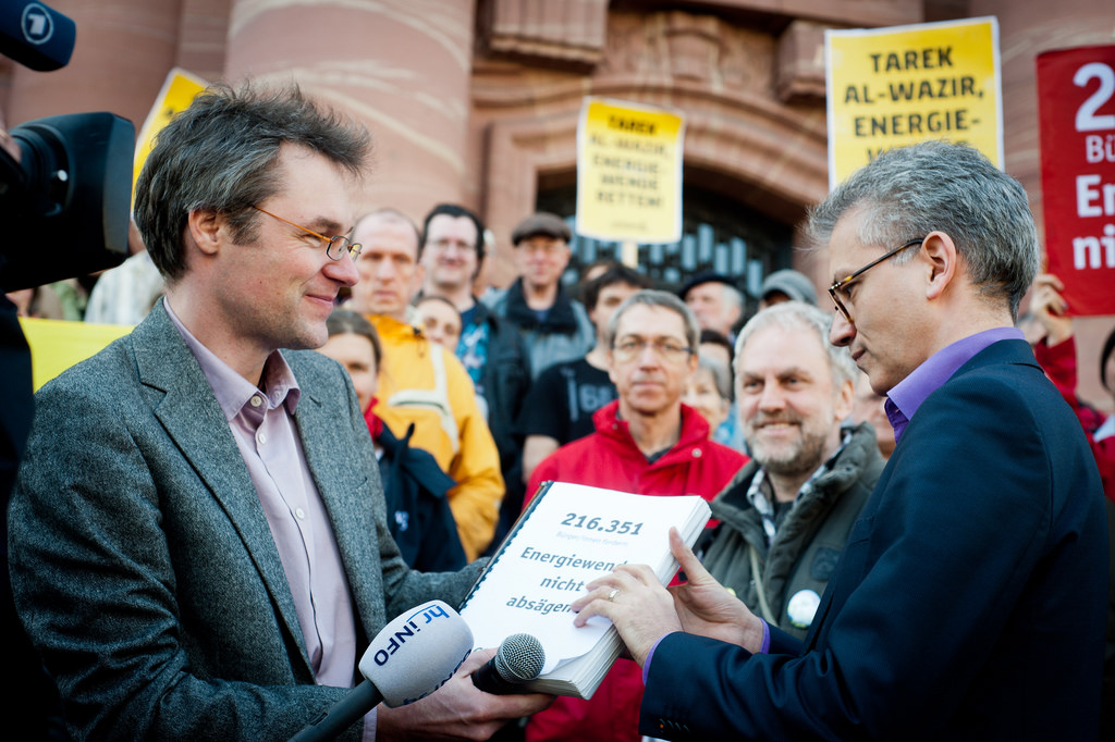 Wiesbaden, 10. März 2014: Dutzende Campact-Aktive und Geschäftsführer Christoph Bautz übergeben den Energiewende-Appell mit über 216.000 Unterschriften an Hessens Vize-Ministerpräsident Tarek Al-Wazir. Foto: Chris Grodotzki / Campact