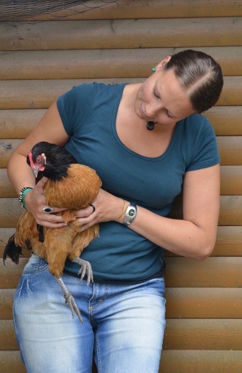 Janine mit Huhn