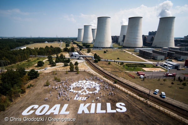 Acht Fakten über Braunkohle, Campact zeigt wie sehr Braunkohle uns allen schadet, Foto: Chris Grodotzki / Greenpeace