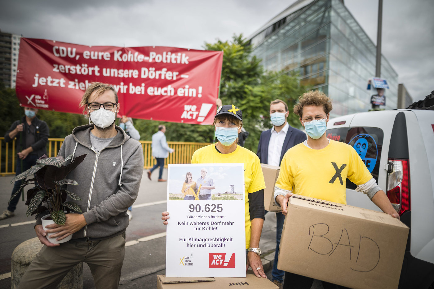 Marita Dresen und die Initiative "Alle Dörfer bleiben" protestieren vor dem Konrad-Adenauer-Haus in Berlin gegen einen weiteren Braunkohle-Abbau.