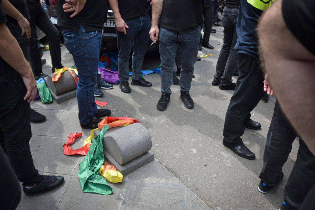 Homophobe und LGBTQ-feindliche Männer haben bei einer Versammlung im georgischen Tiflis eine Regenbogen-Flagge zerstört.