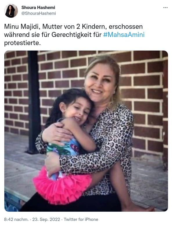 Das Bildschirmfoto zeigt einen Tweet, der den Tod von Mini Majidi betrauert. Darunter ist ein Foto zu sehen, auf der eine lachende Frau ein Mädchen in ihren Armen hält.