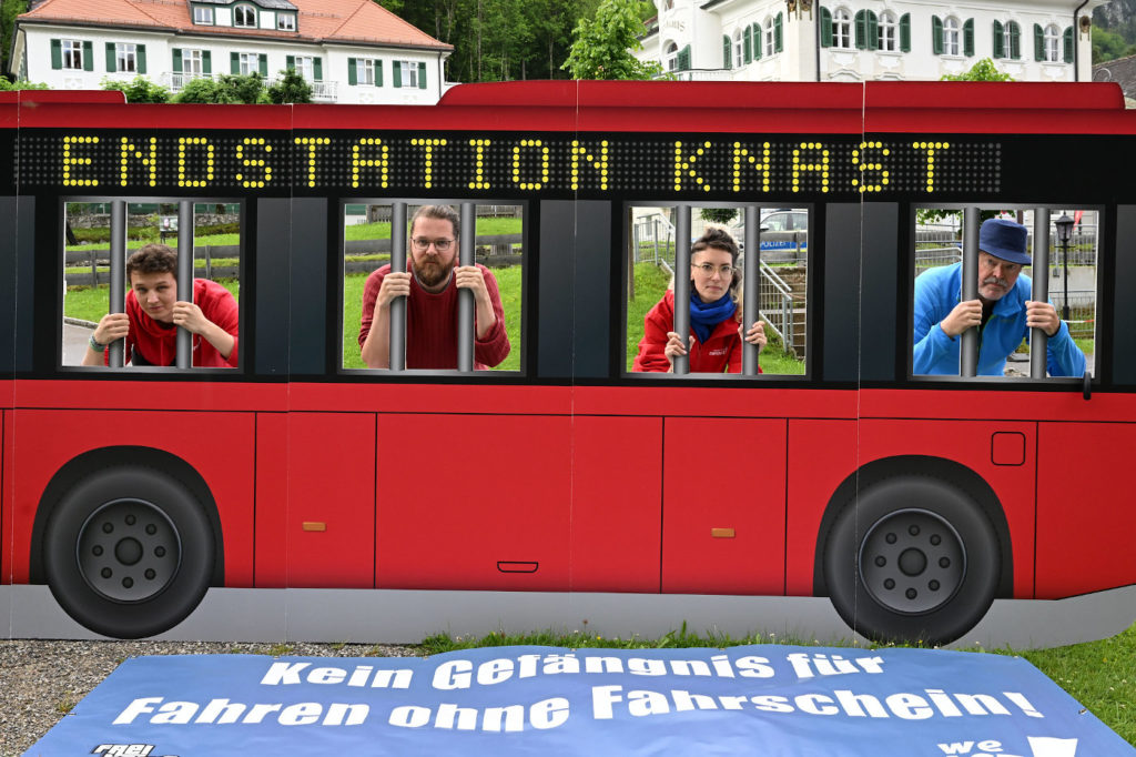 Freiheitsfonds-Petent Arne Semsrott zusammen mit WeAct bei einer Aktion beim Treffen der Justizminister*innen der Länder in Hohenschwangau.