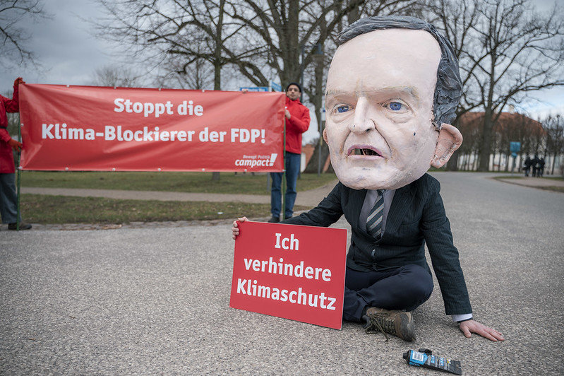 Auf Schloss Meseberg berät das Bundeskabinett über strittige Themen. Am Rande der Klausur klebt sich Verkehrsminister Wissing mit einer Tube Klebstoff an die Straße fest - und outet sich als Klima-Blockierer.