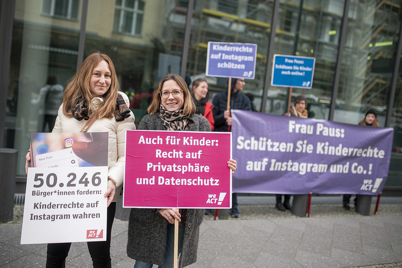 Sara Flieder (rechts im Bild) überreicht ihre Petition vor dem Bundesministerium für Familie, Senioren, Frauen und Jugend an Ekin Deligöz.