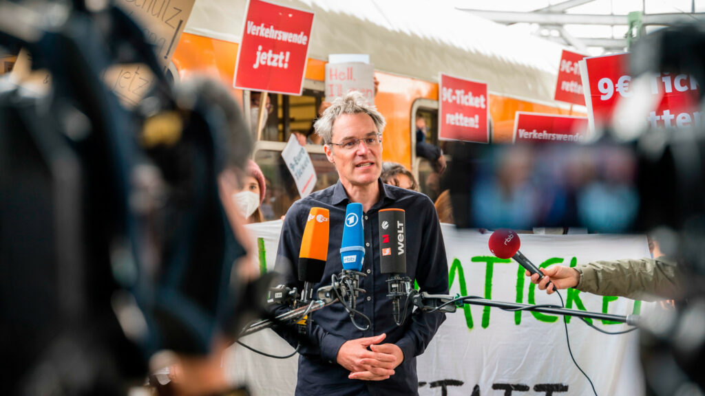Campact-Geschäftsführer Christoph Bautz vor den Fernsehkameras bei der Zug-Demo zum 9-Euro-Ticket.