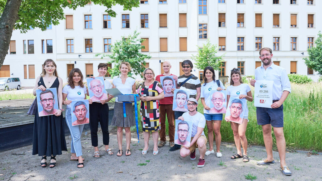 Das Team von Ocean. Now! übergibt ihre WeAct-Petition an Umweltministerin Svenja Schulze