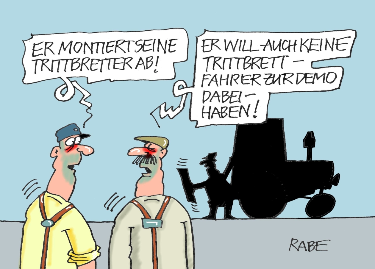 Die Karikatur "Trittbrettfahrer" von Karikaturist RABE. Es zeigt zwei Landwirte im Vordergrund, die sich unterhalten, und einen im Hintergrund. Der Text der Unterhaltung: "Er montiert seine Trittbretter ab!" - "Er will auch keine Trittbrettfahrer zur Demo dabei haben!" 
