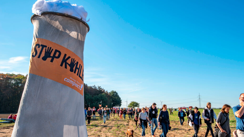 Rettet den Hambi! Eine riesige Demo zog 2018 Zehntausende in den Hambacher Wald. Er sollte gerodet werden, um noch mehr klimaschädliche Kohle abzubauen. Die Proteste wurden erst verboten, dann in einem Eilverfahren doch noch erlaubt. Und sie hatten Erfolg: Der Wald darf bleiben.