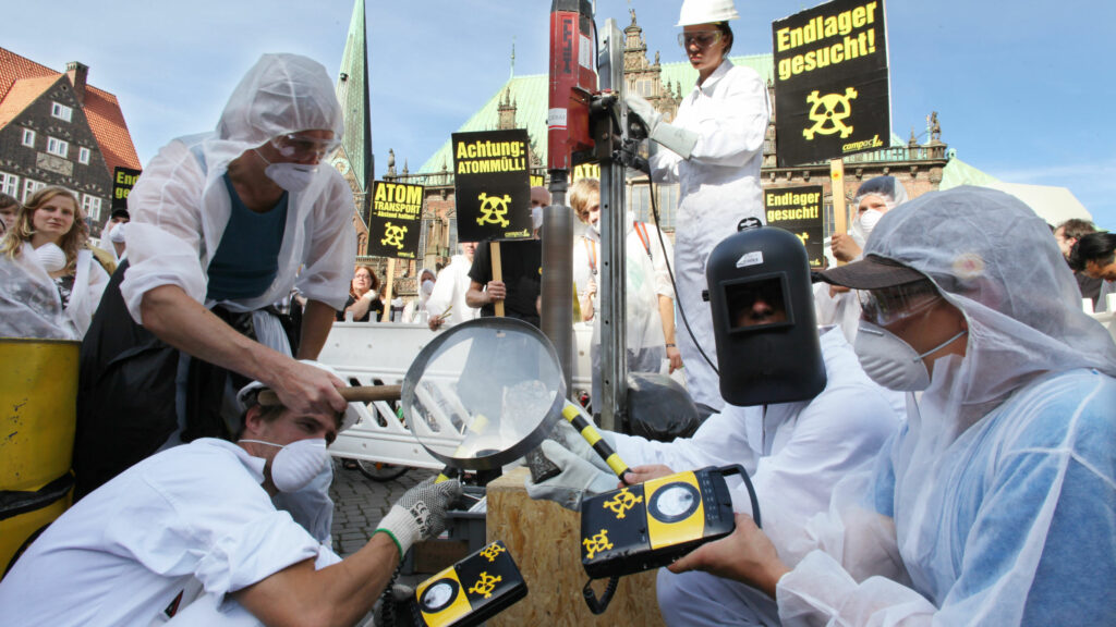 Durch die ganze Nation auf Endlagersuche. Wie hier in Bremen “prüften” wir 2009, wo Atommüll am besten gelagert werden sollte. Denn wenn der gefährliche Abfall plötzlich so nahe kommt, wirkt Atomkraft nicht mehr wie die beste Idee.