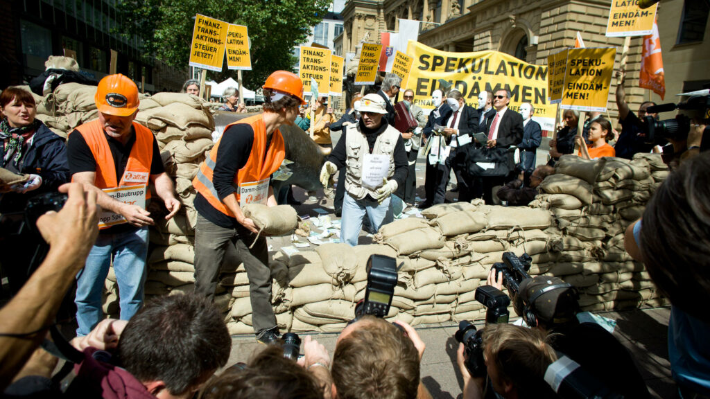 Mit einem riesigen Wall aus Sandsäcken haben wir 2012 vor der Frankfurter Börse die Finanzspekulation eingedämmt. So forderten wir von der Bundesregierung, Konsequenzen aus der Finanzkrise zu ziehen und eine Finanztransaktionssteuer durchzusetzen.