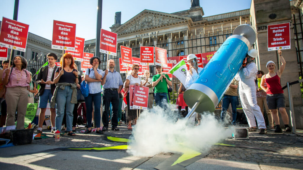Eine Spritze sticht in den Boden vor dem Bundesrat. Der Inhalt ist giftgrün und verteilt sich schnell. Um zu zeigen, wie beim Fracking gefährliche Stoffe in den Grund gelangen, haben wir diese Aktion 2014 organisiert und forderten den Schutz unseres Trinkwassers.