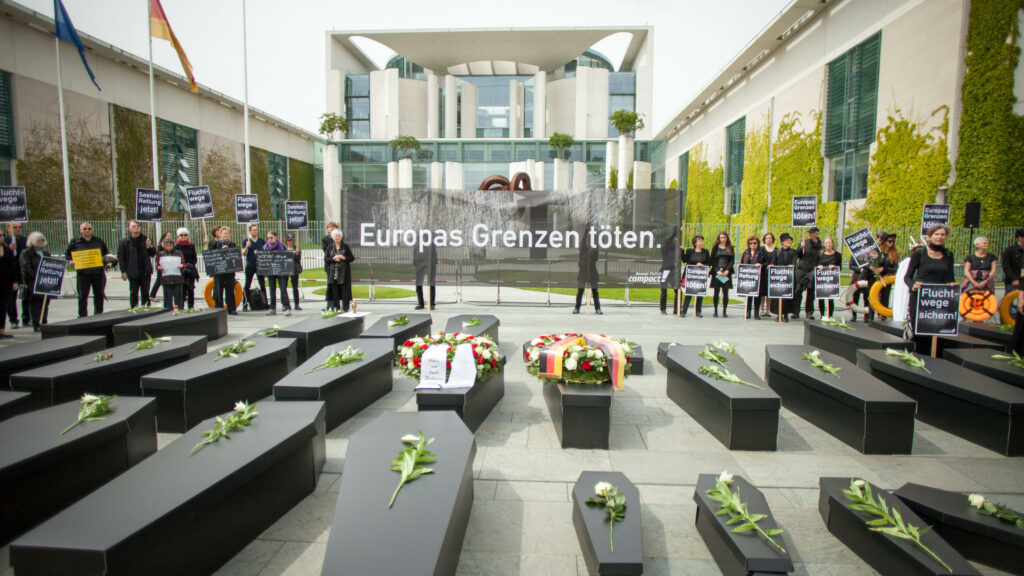 Ein schmerzhafter Anblick: Die schwarzen Holzsärge vor dem Bundeskanzleramt waren nur schwer zu ertragen, zeigten aber die Realität. Denn Tausende Menschen starben und sterben weiterhin bei ihrer Flucht über das Mittelmeer.