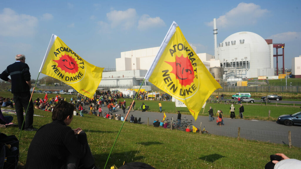 120 km lange Menschenkette gegen den Betrieb von Atomkraftwerk und für den Ausstieg aus der Atomenergie vom Akw Brunsbüttel bis zum Akw Krümmel.