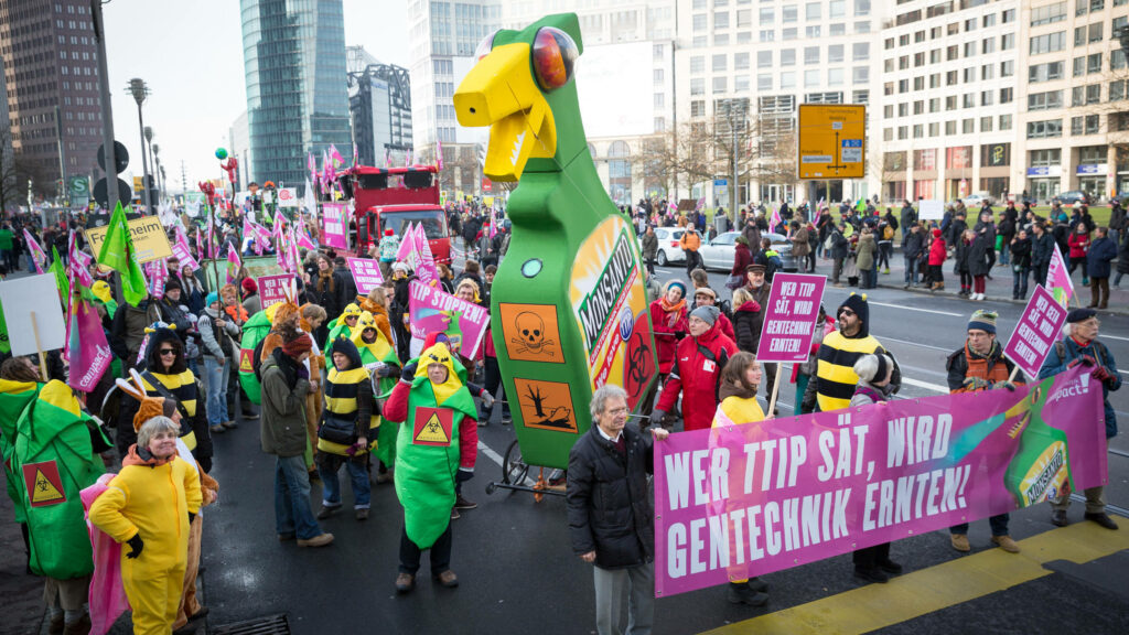 Eine zerstörerische Flasche: Das überdimensionierte Monsanto-Ungetüm schaffte es 2015 in viele Medienberichte. Zurecht. Denn es zeigt die Gefahr, die von dem Pflanzengift „Round-up“ für Mensch, Natur und Tier ausgeht.