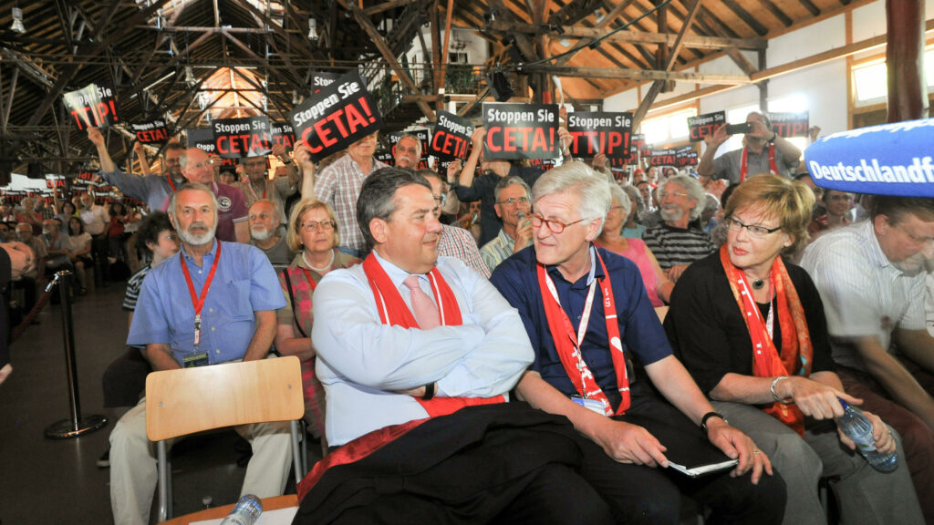 Huch. Da guckte Sigmar Gabriel ganz komisch. Die Überraschung war dem Wirtschaftsminister anzusehen, als er 2015 den Kirchentag in Stuttgart besuchte und plötzlich der halbe Saal aufsprang und forderte: Stoppt das Freihandelsabkommen CETA!