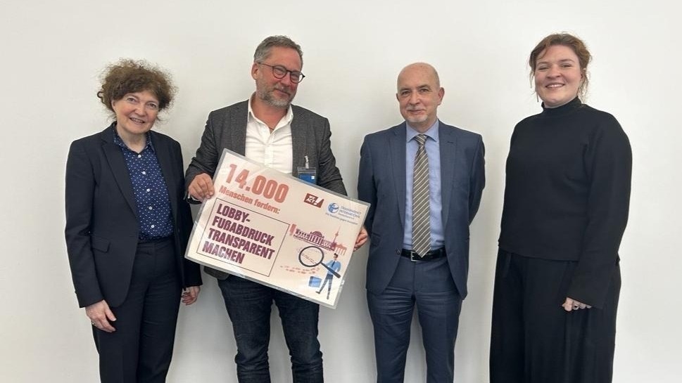 Transparency Deutschland überreicht 14.000 Unterschriften an Vertreter des Bundesinnenministeriums