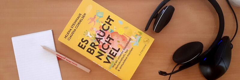 Das Buch "Es braucht nicht viel" von Helena Steinhaus liegt auf einem Tisch.