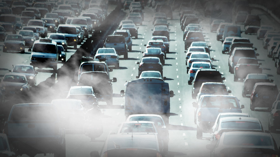 Viele Autos stehen auf einer mehrspurigen Autobahn im Stau. 