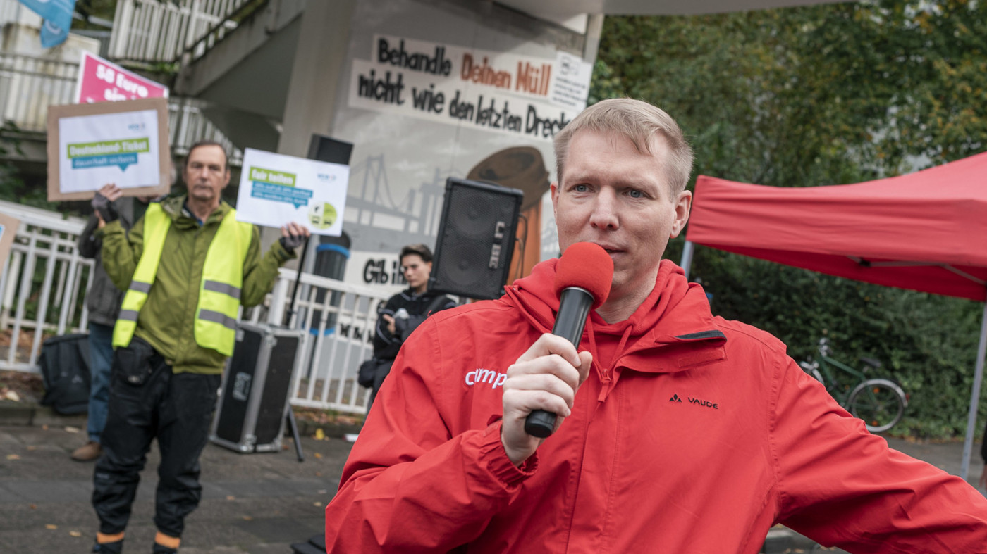 Die Akkubox auf ihrem Stativ bei einer Campact-Aktion im Jahr 2024. 