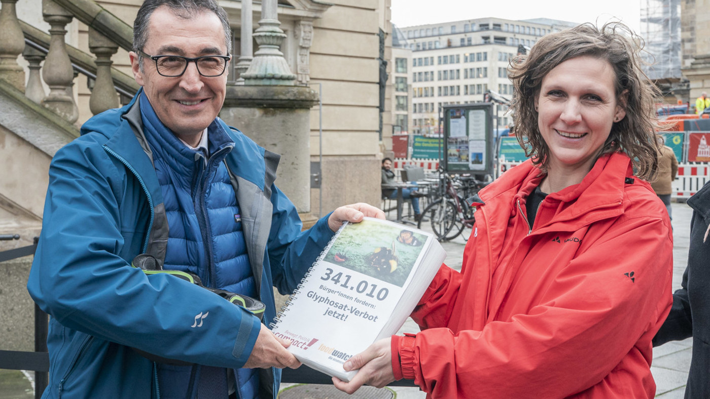 Übergabe der Unterschriften des Glyphosat-Appells and Landwirtschaftsminister Özdemir (Grüne)