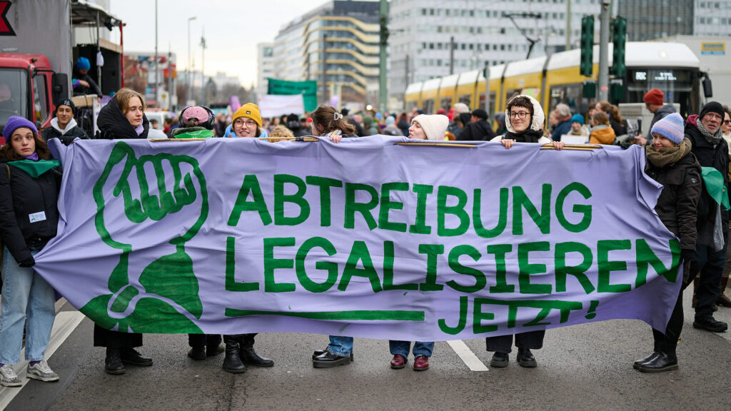 Demonstrantinnen halten ein Plakat mit der Aufschrift: Abtreibung legalisieren jetzt