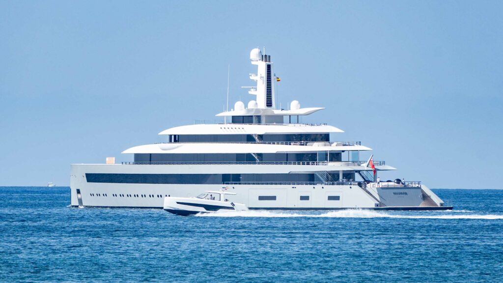 Die Superjacht des Multimilliardärs und WhatsApp-Mitgründers Jan Koum verlässt den Hafen der Inselhauptstadt Palma.