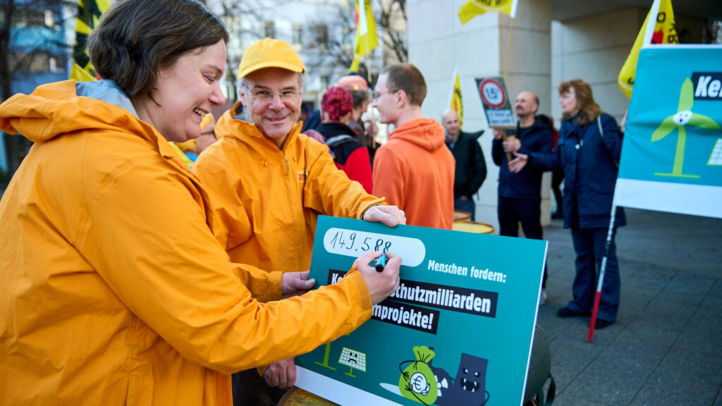 Protestaktion von .ausgestrahlt: Schon fast 150.000 Unterschriften für die Verhandler*innen von SPD und Union im Willy-Brandt-Haus!