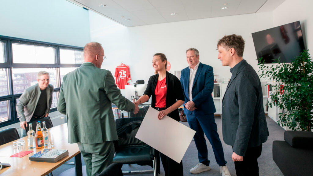 Über 470.000 Menschen fordern die SPD dazu auf, bei den Koalitionsverhandlungen mit der CDU für die Zivilgesellschaft einzustehen. Campact übergab dazu die Petition an Matthias Miersch, Mit-Verhandler und Kommissarischer Generalsekretär der SPD.