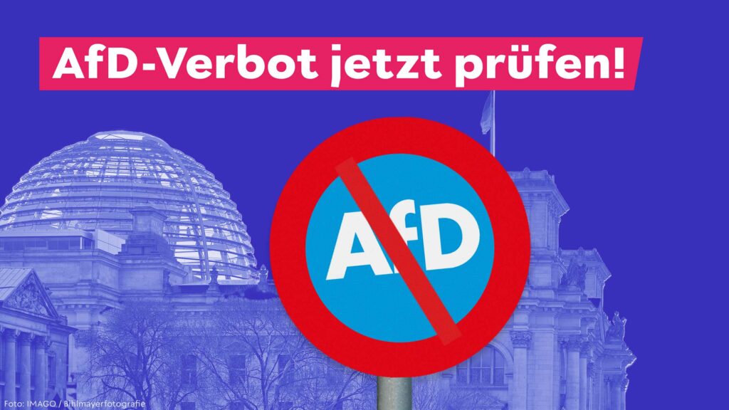 Ein AfD-Verbotsschild vor dem Deutschen Bundestag. Darüber steht: AfD-Verbot jetzt prüfen!