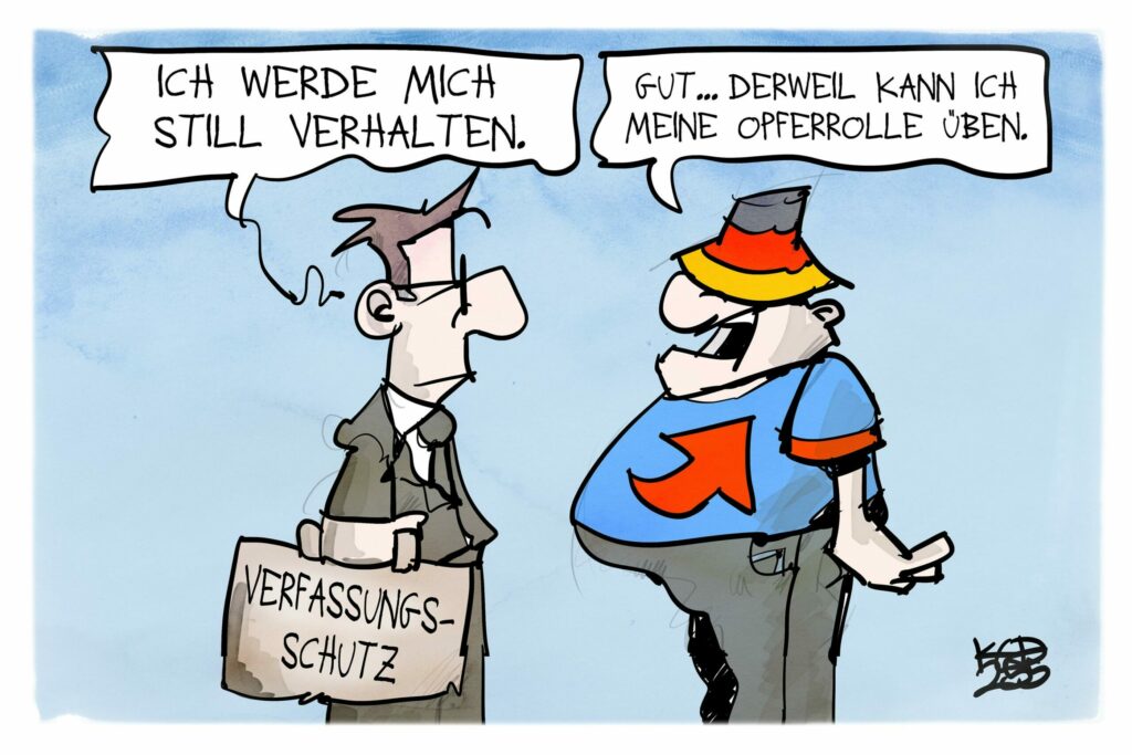 Die Karikatur zeigt einen Mann vom Verfassungsschutz. Über ihm eine Sprechblase: "Ich werde mich still verhalten." Daneben ein Mann mit AfD-Logo auf dem T-Shirt und Deutschlandhut auf: "Gut, derweil kann ich meine Opferrolle üben."