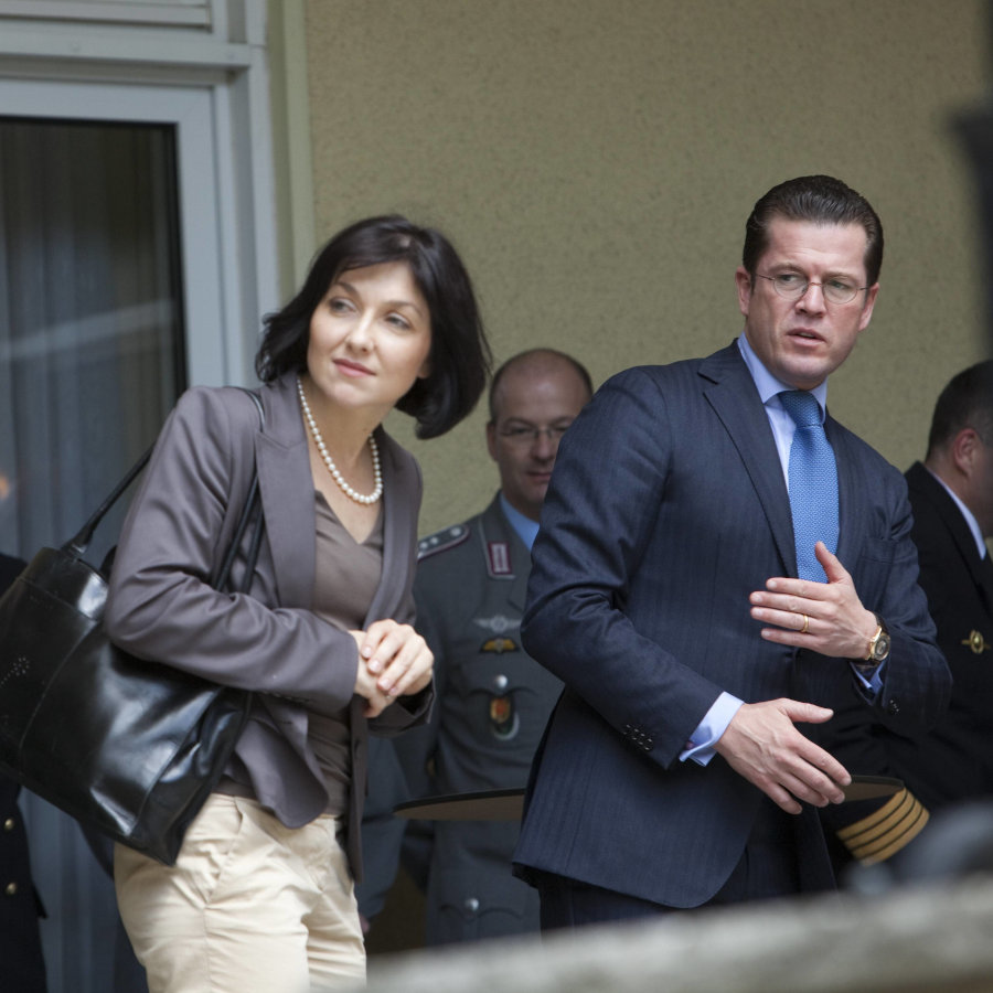 Kennen sich bereits von früher: Im Jahr 2010 besucht der damalige Verteidigungsminister Karl-Theodor zu Guttenberg das Einsatzführungskommando der Bundeswehr. Katherina Reiche, damals Staatssekretärin im Bundesumweltministerium, begleitet ihn.