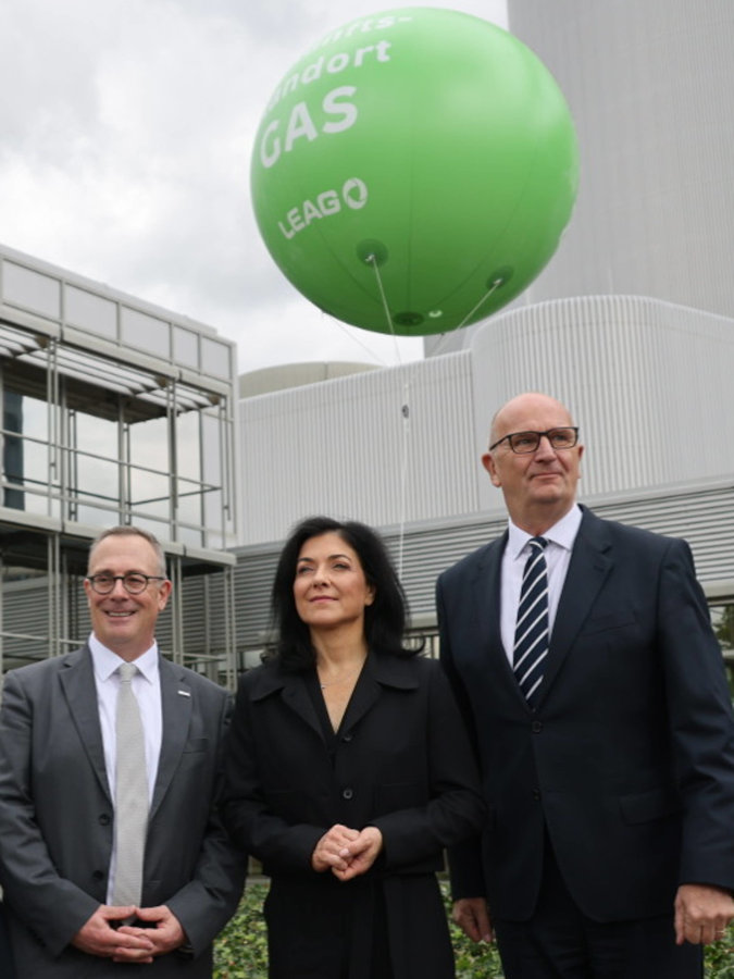 Katherina Reiche mit Ministerpräsident Dietmar Woidke (rechts) und LEAG-CEO Adolf Roesch (links) beim Standort Schwarze Pumpe in Brandenburg.