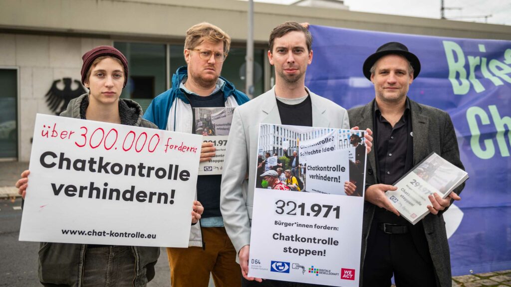 Protestaktion des Bündnisses „Chatkontrolle stoppen!“ vor dem Innenministerium. Mit dabei: Über 300.000 Unterschriften