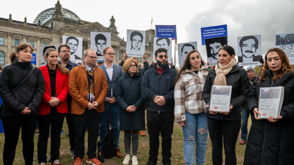 Die Töchter von NSU-Opfern (rechts im Bild) übergeben mehr als 149.000 Unterschriften ihrer WeAct-Petition an Abgeordnete des Bundestags (links im Bild).
