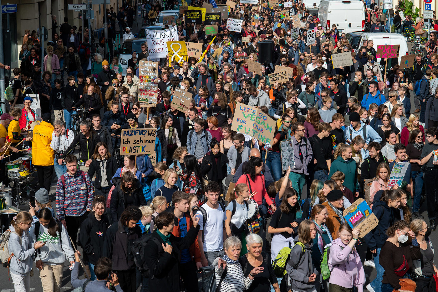 Eine große Menschenmenge demonstriert mit Schildern aus Pappe beim Klimastreik im September 2022..