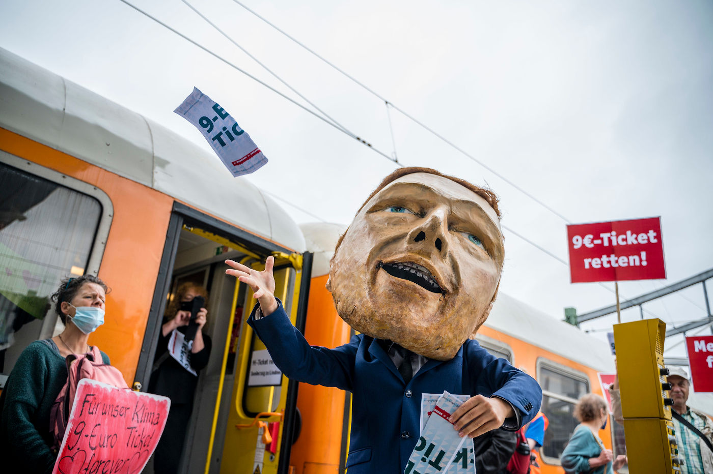 Eine Nachbildung von Lindner zerreißt 9-Euro-Tickets vor unserem Sonderzug – mit dieser Aktion hat Campact für den Erhalt des 9-Euro-Tickets protestiert.