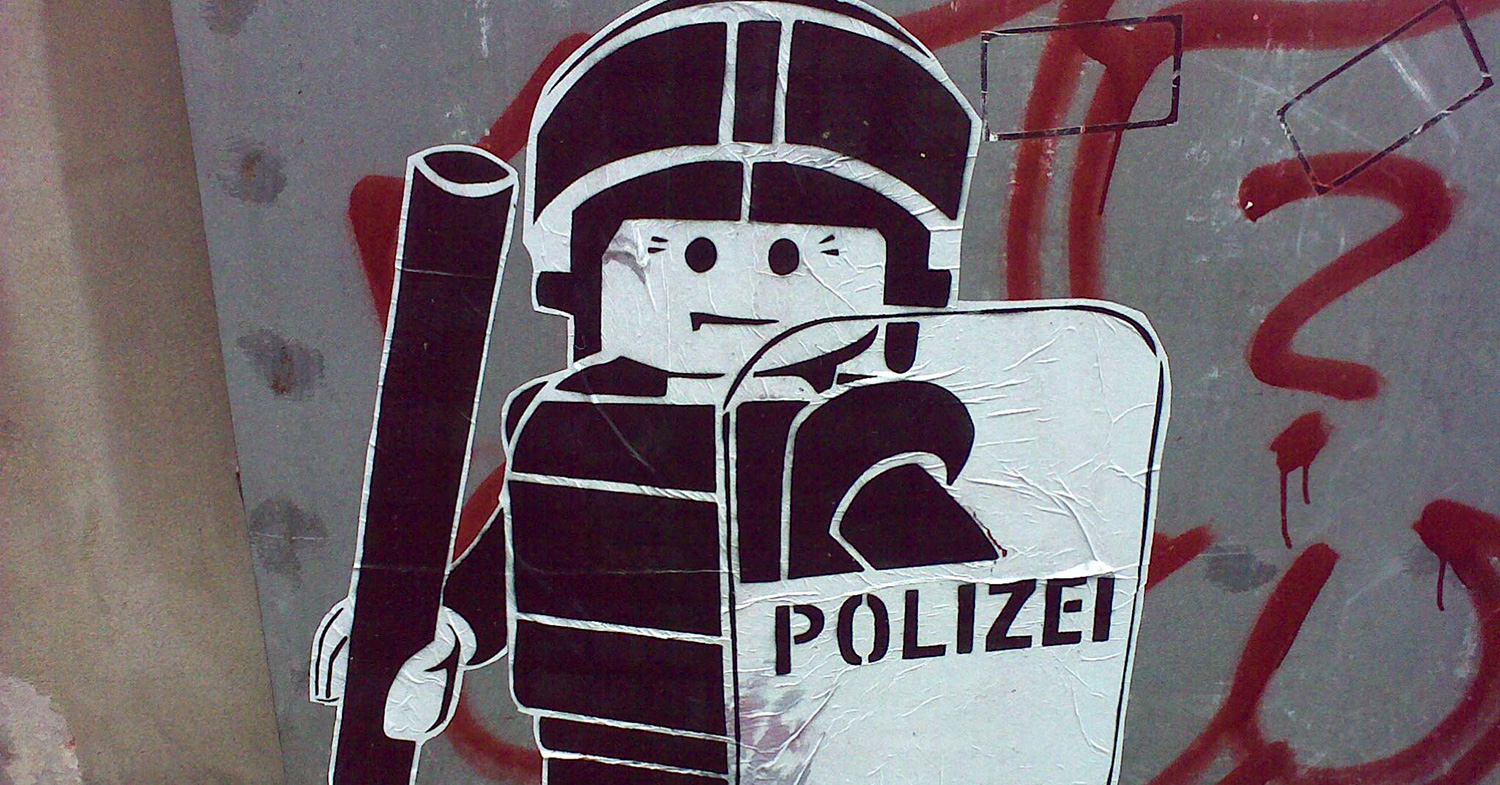 Streetart Polizist in voller Montur auf Wand - Polizeigesetz stoppen und WeAct-Petition unterzeichnen