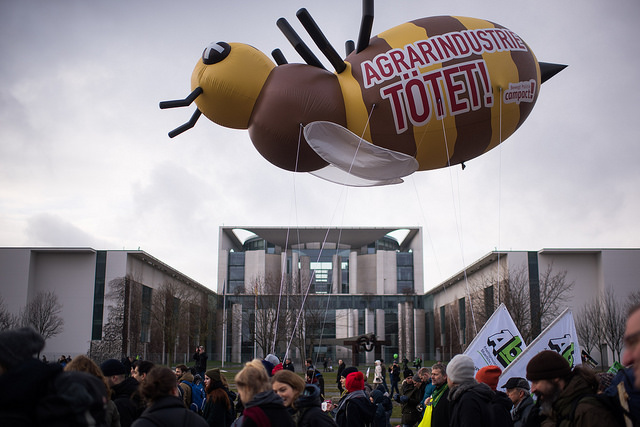 Riesige Luftballon-Biene vorm Bundeskanzleramt mit Aufschrift "Agrarindustrie tötet!" von Campact