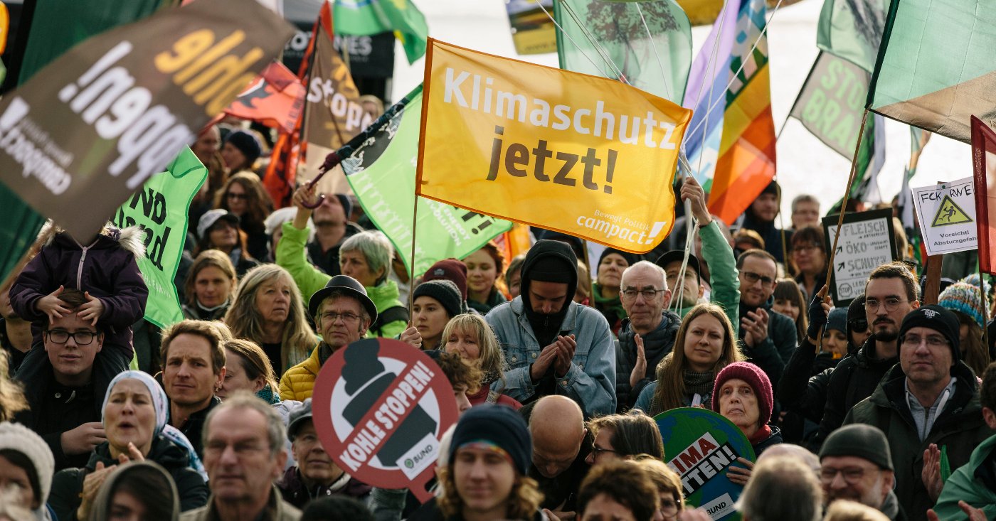 Foto einer bunten Klimaschutzdemo