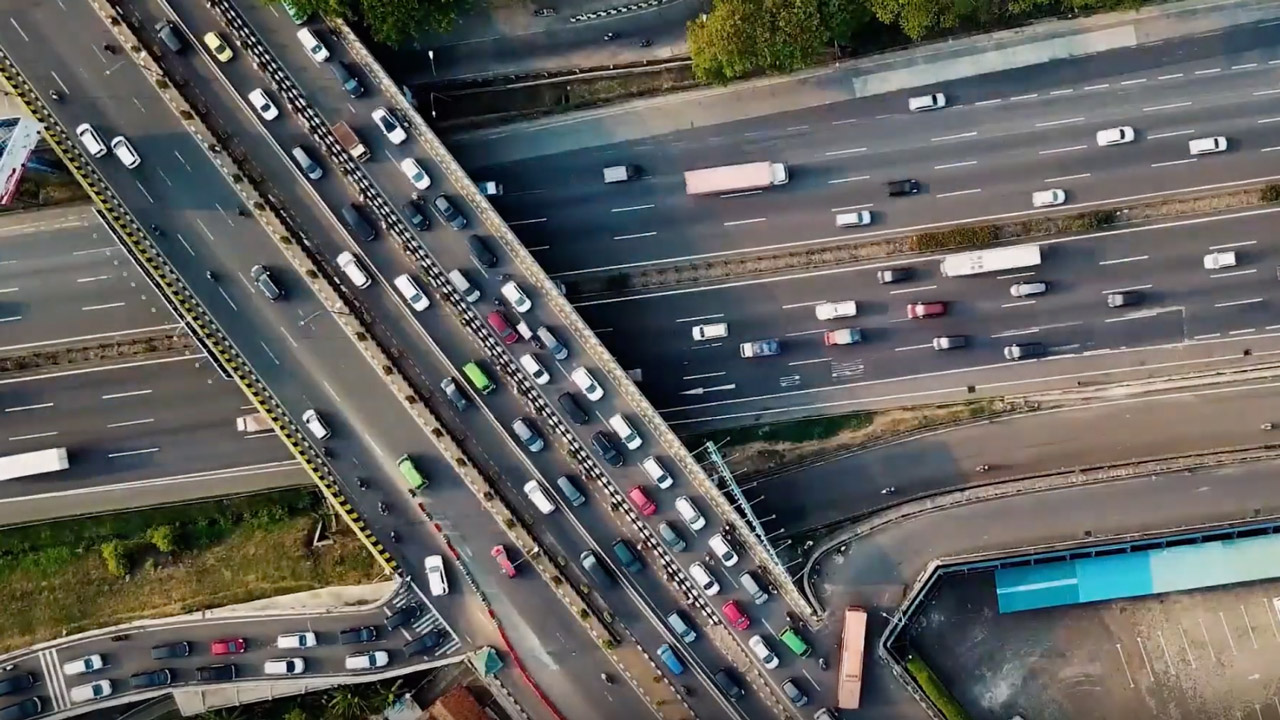 Autobahnkreuz mit viel Verkehr - Verkehrswende Jetzt.