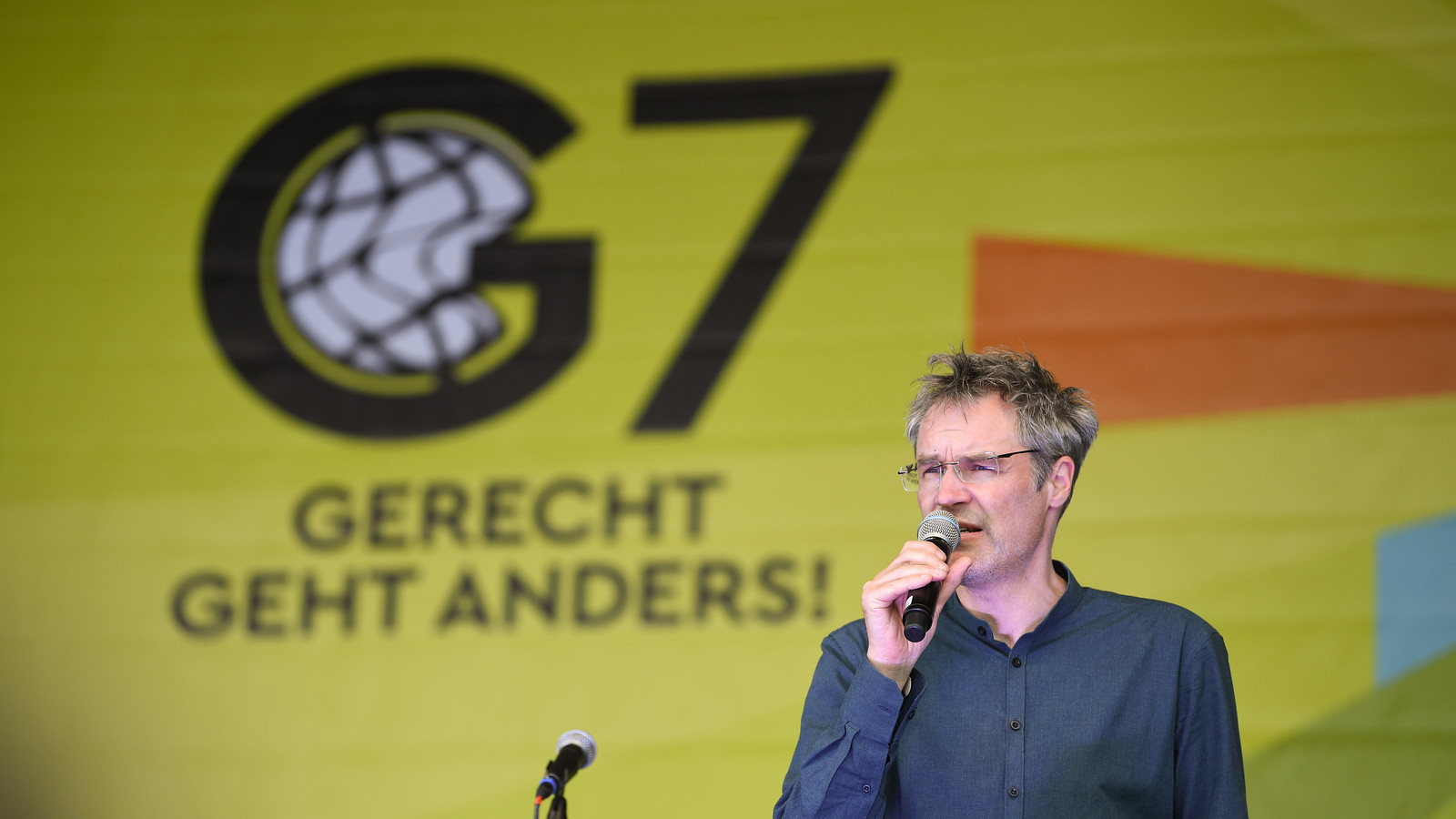 Christoph Bautz spricht auf der Demonstration zum G7-Gipfels